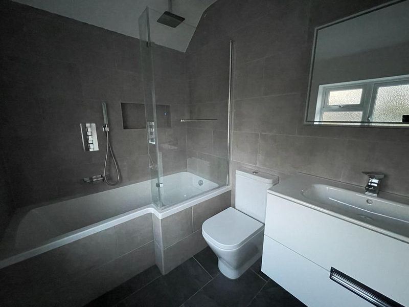 Roca built-in shower and bath mixer valve in a Basingstoke bathroom